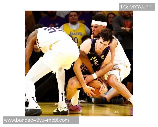 奥特谈三分犯规争议裁判称布克触碰詹姆斯手腕我未能清晰观察到